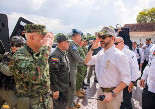 La prioridad de este Gobierno es la seguridad. Por eso han aumentado los bombardeos y operativos contra criminales.<span class="mln_uppercase_mln"> FOTO</span> <b><span class="mln_uppercase_mln">cAPTURA DE VIDEO</span></b>