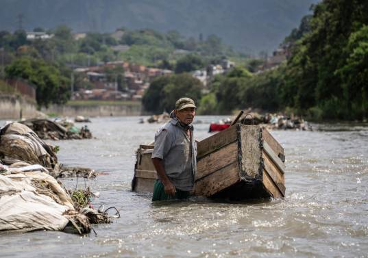 <b>Pinocho</b>, acompañado por dos Ken, redefine su esencia en un mercado de segunda mano bajo el viaducto del metro. La intervención de Ospina nos recuerda cómo las fronteras de la fantasía se diluyen en las realidades urbanas.