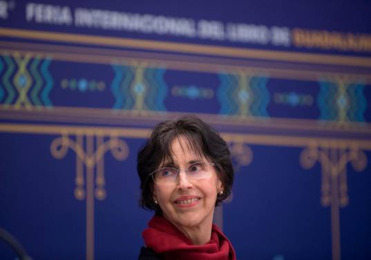 La mayoría de obra de Coral Bracho la publica Ediciones Era y sus libros los distribuye en Colombia el Fondo de Cultura Económica (FCE). En Medellín es posible encontrarla en librerías Antología, publicada por la Editorial Eafit en su colección Otramina. Foto: Cortesía FIL Guadalajara / Paula Islas.