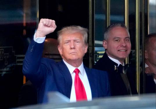 Gesto antes de la lectura de cargos del Tribunal Penal de Manhattan por alterar la carrera a la Casa Blanca en 2024. Foto GETTY.