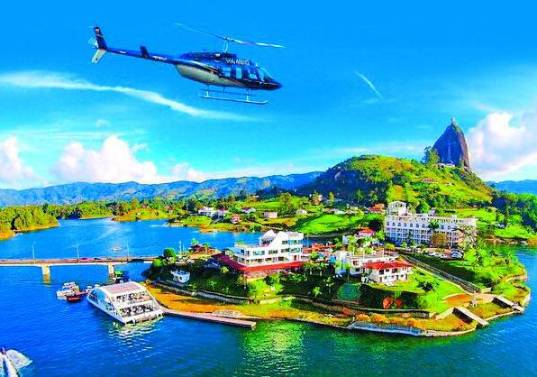Helicópteros despegan y aterrizan en múltiples puntos de todo el departamento, desde la piedra del Peñol o un restaurante de Medellín hasta en la Hacienda Napolés. Hay planes desde $380.000 por personas hasta $2.000.000 o más e incluyen un equipo de fotografía. FOTO cortesia