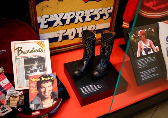 Un par de botas de vaquero se exhiben durante una presentación a la prensa del “Centro Bruce Springsteen para la Música Estadounidense” en el campus de la Universidad de Monmouth en West Long Branch, Nueva Jersey. Foto Afp