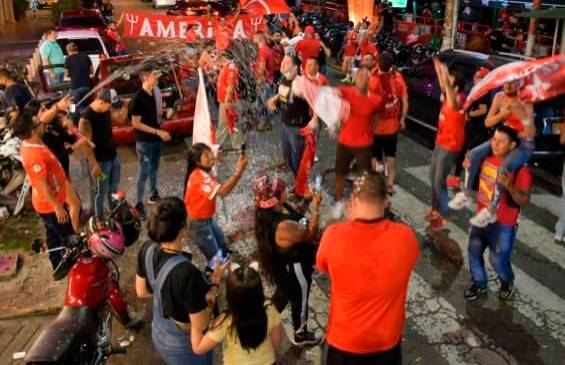 Los hinchas salieron a las calles en varios sectores de la ciudad a celebrar el triunfo del América, a pesar de las recomendaciones dadas por la autoridades. FOTO COLPRENSA