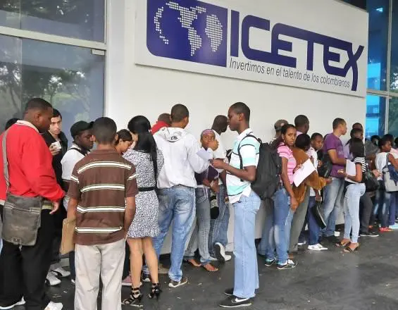 Para muchos beneficiarios, la noticia implica replantear la forma en que financian sus estudios. Las cuotas, que habían sido calculadas con la tasa subsidiada, ahora deberán ajustarse al porcentaje pactado en el contrato inicial. FOTO: Colprensa.