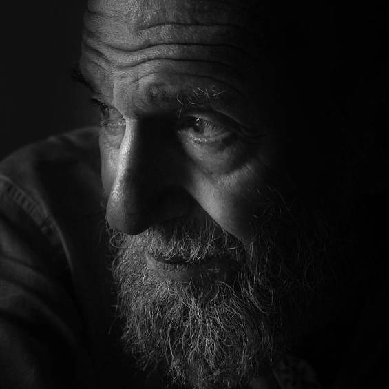 El hombre dedicó su vida a capturar la cultura barranquillera a través de sus fotografías. FOTO: Instagram (@enriquegarciaspartafoto).