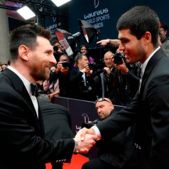 Así fue el encuentro entre Carlos Alcaraz y Leo Messi. FOTO Premios Laureus. 