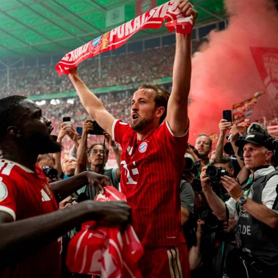 Harry Kane celebra con su triplete el Bayern logró el título de la Copa Alemana. FOTO TOMADA @FCBayern