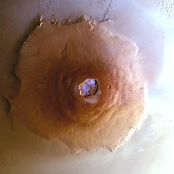 Observación de la escarcha en Olympus Mons, el volcán más grande del sistema solar, captado con la cámara HRSC de la misión Mars Express de la ESA. La escena tiene unos 800 km de ancho. Foto: Agencia Sinc / Adomas Valantinas
