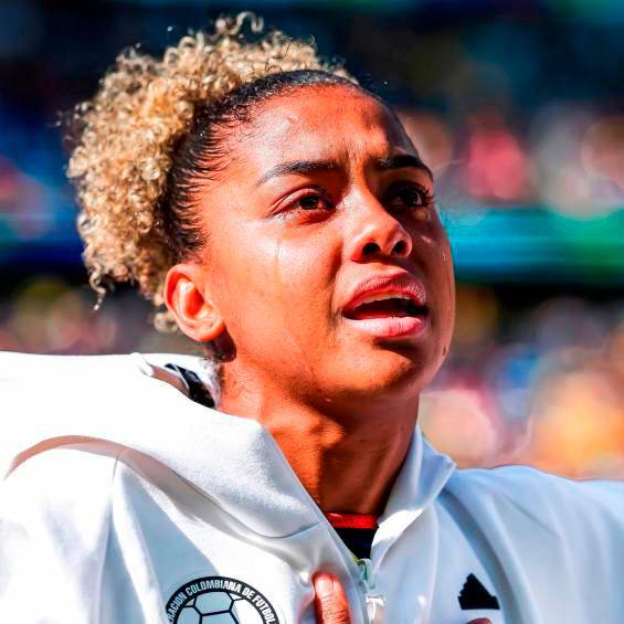 La defensora Jorelyn Carabalí lloró mientras cantaba el himno nacional en el primer partido de Colombia en el Mundial. La imagen le dio la vuelta al mundo. FOTO: CORTESÍA FEDERACIÓN COLOMBIANA DE FÚTBOL 