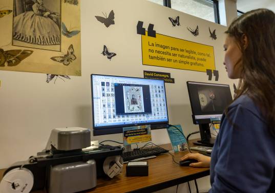 En el Centro de Documentación los investigadores y usuarios pueden consultar bases de datos, archivos de periódicos y filmícos, entre otras fuentes de información. Foto: Camilo Suárez.