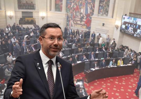 El ministro de Vivienda y exalcalde de Bucaramanga, Jaime Andrés Beltrán estuvo la semana pasada en el Senado dando sus explicaciones ante el llamado de moción de censura. FOTO: Senado y Colprensa