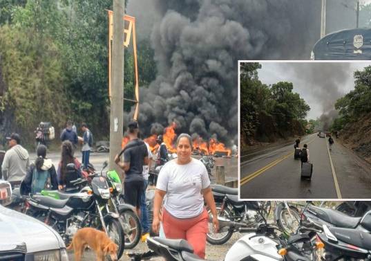 En la foto más pequeña se ve cómo viajeros intentan cruzar uno de los bloqueos. En la imagen del fondo, una manifestación que taponó una de las vías. FOTO: imagen tomada de redes.