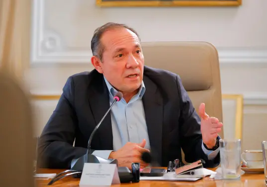 Ministro de Trabajo no descarta subir el salario mínimo por encima de los $2 millones tras la suspensión temporal. FOTO: Presidencia