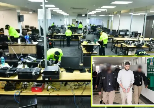 Adelante, uno de los que según las autoridades sería un lavador de activos por medio de criptomonedas para bandas criminales, capturado en Medellín. Atrás, operativo contra la estafa en moneda electrónica realizado también en la capital antioqueña. FOTO: Cortesía