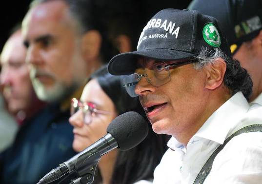 Más de dos horas duró el discurso del presidente Gustavo Petro desde una tarima en la plazoleta de La Alpujarra, en Medellín. Foto: Presidencia 