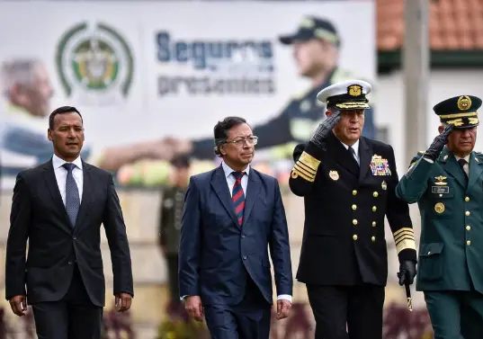 El presidente Gustavo Petro, junto al ministro de Defensa, Pedro Sánchez. FOTO: COLPRENSA