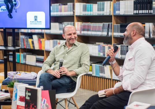 Carlos Granés estuvo en Medellín durante el Hay Festival, aquí en la casa de la cultura San Germán con Óscar Agudelo. 