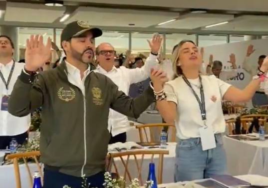 El presidente electo reza junto con la primera dama, Ana Lucía Pineda. Foto: Captura de video