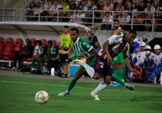 En la imagen aparece el defensor de Nacional, César Haydar en la disputa de una pelota durante la final de ida frente al Junior. FOTO COLPRENSA