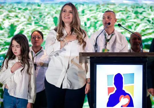 La senadora Paloma Valencia ganó la consulta de la centroderecha —llamada Gran Consulta por Colombia— e irá a la primera vuelta, que se llevará a cabo el próximo 31 de mayo. Está en veremos su fórmula vicepresidencial, ¿será Juan Oviedo?<span class="mln_uppercase_mln"> </span><span class="mln_uppercase_mln">Foto </span><b><span class="mln_uppercase_mln">Colprensa</span></b>