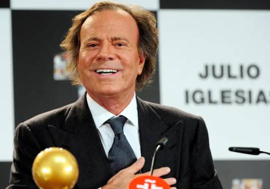 El cantante español había guardado silencio tras las denuncias de dos mujeres que lo señalan de acoso y agresión sexual en hechos ocurridos en 2021 en República Dominicana y Bahamas. FOTO: AFP