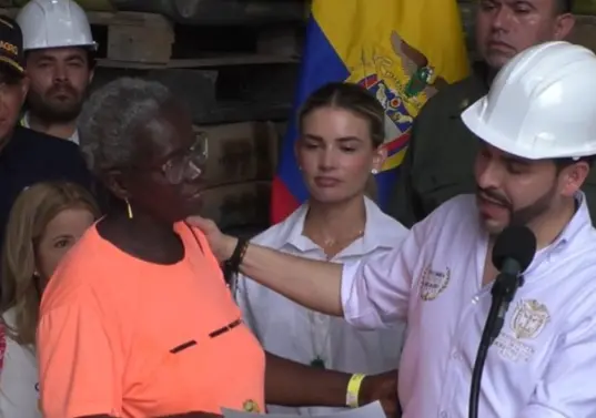 Abelardo de la Espriella hizo varios anuncios desde Quibdó acompañado de empresarios y banqueros, además de compartir con la comunidad. Foto: Captura de pantalla video Presidencia. 