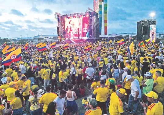 El presidente electo decidió hacer su cierre de campaña en la capital del Atlántico. Antes de su discurso, hizo una caravana por la ciudad en un vehículo con una cabina blindada. Foto: Colprensa