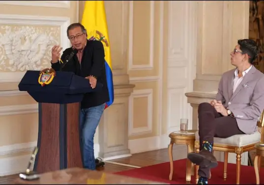 El presidente Gustavo Petro y el ministro de Educación, José Daniel Rojas, durante la posesión en el cargo de este último. Foto: Presidencia