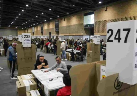 El Ministerio de Defensa reportó que al 9 de marzo se incautaron más de $3.800 millones relacionados con la compra de votos, en 56 operativos (ver infografía) que dejaron además 53 capturas. Foto: Colprensa. 