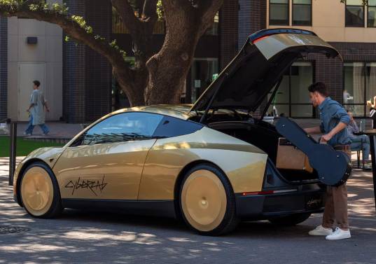 El despliegue del Cybercab en las vías de Austin marca el inicio de una nueva generación de vehículos autónomos que eliminan por completo la presencia de pedales y volante. FOTO: Tesla