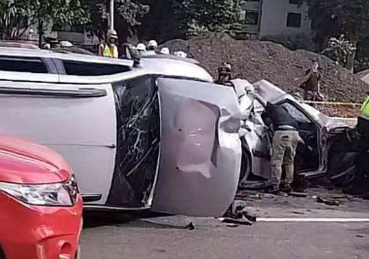 Según las investigaciones preliminares, los ocupantes de la motocicleta involucrada habrían cometido un robo a una persona minutos antes del accidente. FOTO: Redes sociales @PasaenBogota