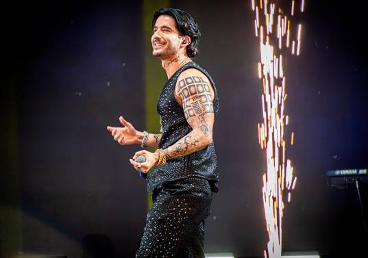 Carlos Torres ha mantenido los tatuajes de su personaje Charly Flow para la gira. Son pintados para la serie. FOTO Cortesía Caracol TV / @fabiopeterle5