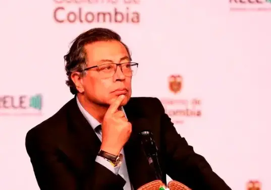 Según Anif, si el ahorro pensional de los colombianos se hubiera invertido exclusivamente en activos locales (como quiere el presidente Gustavo Petro), el monto total en 2024 habría sido de $319,4 billones, muy por debajo de los $464,9 billones observados. FOTO EL COLOMBIANO Y COLPRENSA