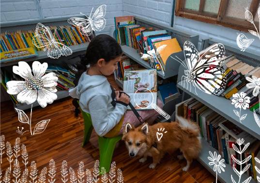 Janna, 11 años, y su amigo Simba en la Biblioteca Comunitaria Sueños de Papel, en Manrique, La Cruz. Foto: Esneyder Gutiérrez.