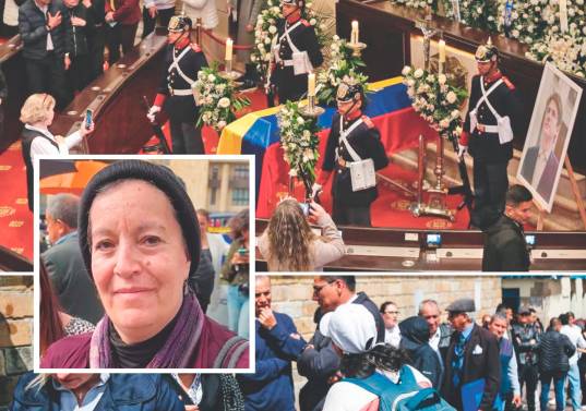 Doña María Teresa (foto detalle) hizo fila dos horas para estar segundos frente al féretro. “Él dio su vida por amor a la patria”. Se estima que alrededor de 7.500 personas hicieron fila para darle el último adiós al senador. FOTO Javier González Penagos/Colprensa