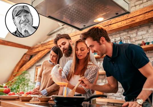 Nada mejor que cocinar entre amigos. FOTO getty