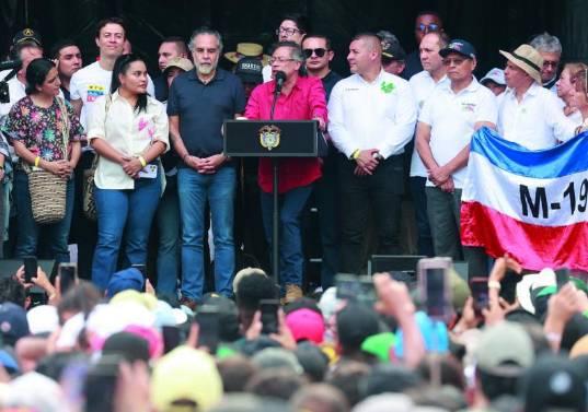 Desde la tarima, al presidente Petro lo acompañaron los ministros Armando Benedetti y Antonio Sanguino, además del exalcalde de Medellín, Daniel Quintero Calle. FOTO: Manuel Saldarriaga
