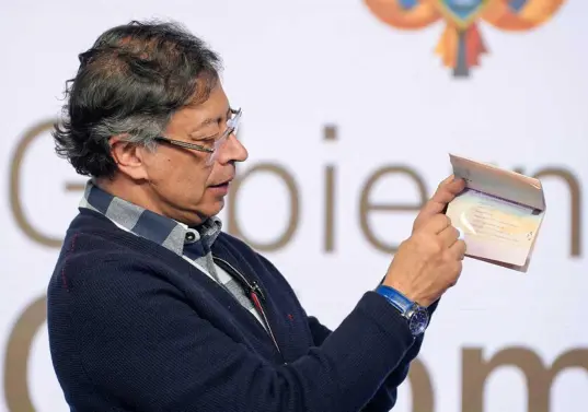 Petro presentó el nuevo pasaporte el 23 de febrero. Dijo que la transición al nuevo documento empieza el 1 de abril. FOTO Presidencia y Cancillería