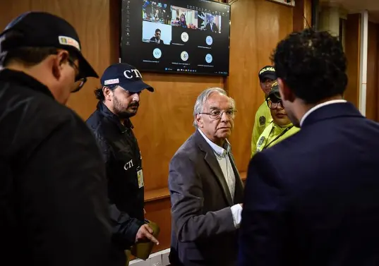 El 18 de diciembre se les impuso a Ricardo Bonilla y Luis Fernando Velasco, ambos exministros, una medida de aseguramiento en centro carcelario. Foto: Colprensa. 