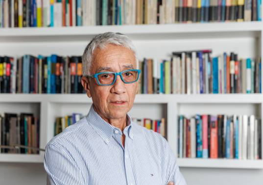 El cine era mejor que la vida es el libro de Juan Diego Mejía que ganó el Premio Nacional de Novela de Colcultura en 1996, cumple 30 años. FOTO Camilo Suárez