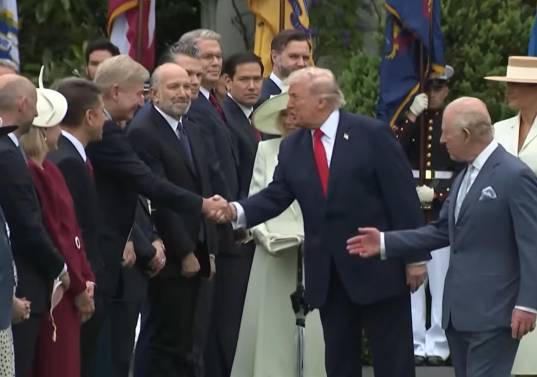 Durante la recepción en la Casa Blanca, Trump se coló en la fila de saludos frente a la reina Camila, un gesto que fue interpretado como una “falta de respeto”. Foto: Captura de video
