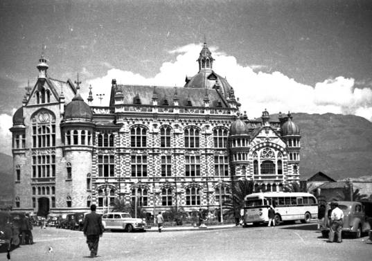 Hasta hace varias décadas, la sede de la Gobernación de Antioquia era en el Palacio de la Cultura Rafael Uribe Uribe. Foto: Carlos Rodríguez /Archivo El Colombiano
