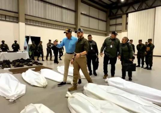 El presidente Abelardo de la Espriella defiende el haber caminado entre bolsas que contenían cuerpos de presuntos integrantes de las disidencias abatidos en Guaviare. Foto: Captura de video Presidencia
