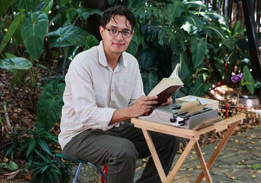 Este es Santiago Serna, de 29 años, quien escribe cartas de amor o de todo tipo en la Fiesta del Libro y la Cultura. El precio de las epístolas es un aporte voluntario. FOTO: Manuel Saldarriaga.