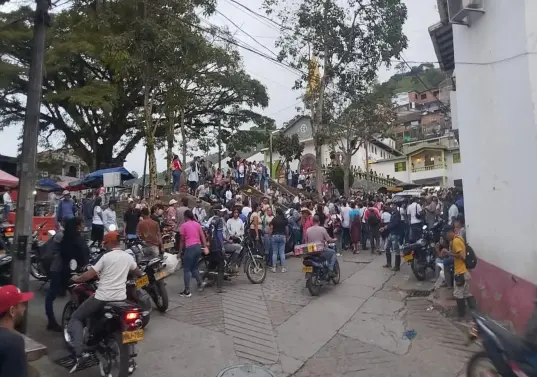 Llegada de desplazados al casco urbano de Briceño. FOTO: imagen tomada de redes