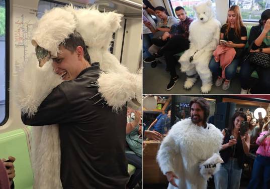 Juanes repartió abrazos en el Metro de Medellín vestido como oso. FOTOS Manuel Saldarriaga