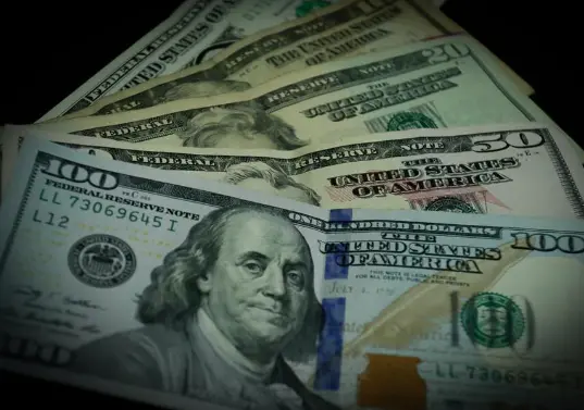 El dólar en Colombia cayó por debajo de los $4.000, marcando una baja significativa en su valor. Solo en los últimos días disminuyó $32, y en lo que va del año ha bajado cerca de $430. FOTO: Colprensa. 