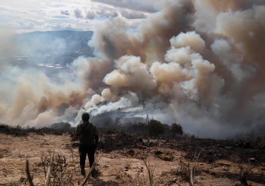 Desde el sábado se avanza en Villa del Leyva en tratar de controlar el incendio. Foto: AFP