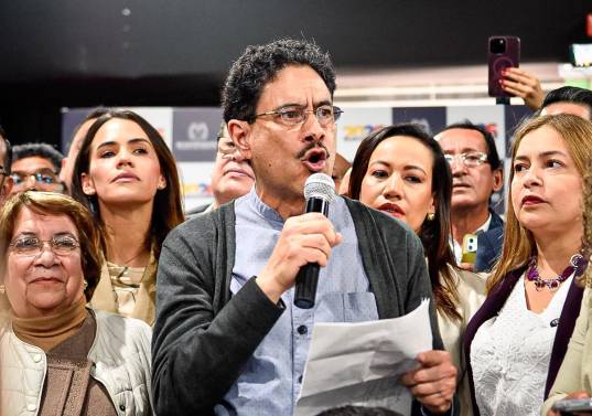 Iván Cepeda junto a varios candidatos el día de la inscripción de las listas al Congreso del Pacto Histórico. FOTO: Colprensa