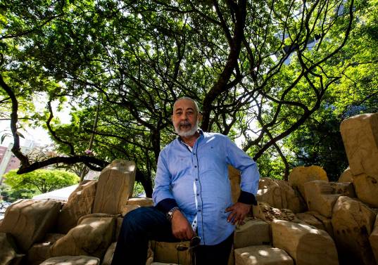 Leonardo Padura ha visitado varias veces Medellín. Esta foto es en la Universidad Eafit, en 2019. Foto: Julio César Herrera.